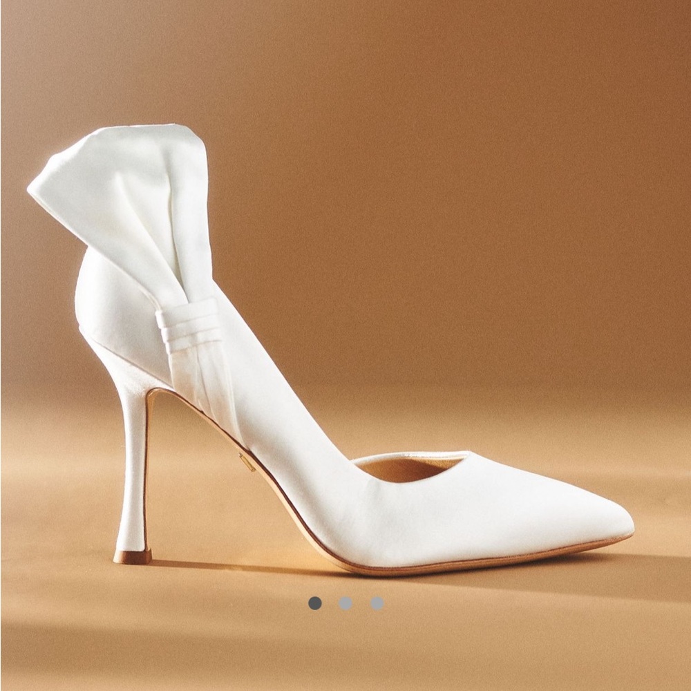 Badgley Mischka Alejandra Pointed-
Toe Pumps